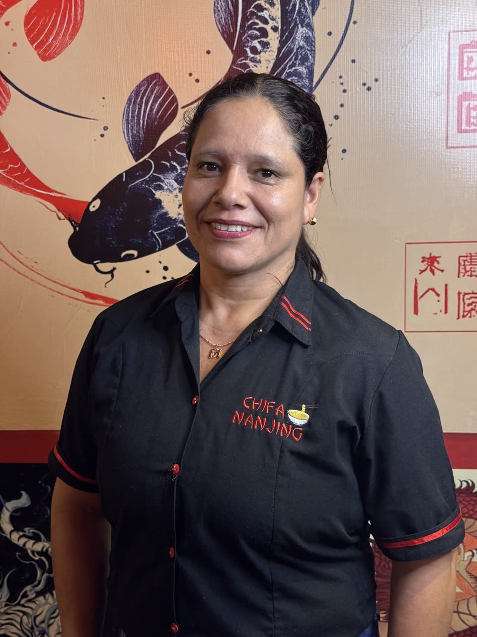 Doña Mari, quien atiende en el salón de Chifa Nanjing
