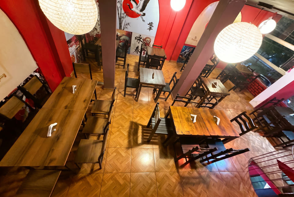 La mesa larga del salón